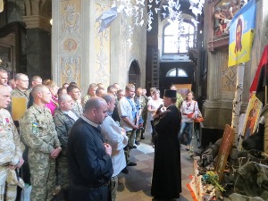 Львів: військові капелани УГКЦ спільно із військовослужбовцями молились за загиблих воїнів-героїв Львів: військові капелани УГКЦ спільно із військовослужбовцями молились за загиблих воїнів-героїв